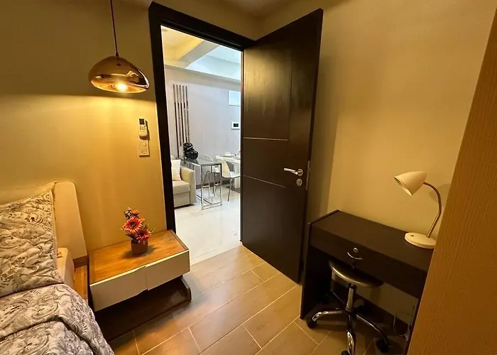 Executive With Balcony & Malls At Uptown Bgc *