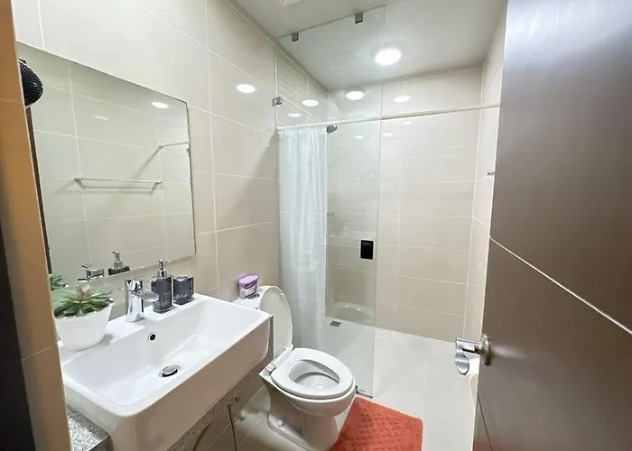 Apartment Executive With Balcony & Malls At Uptown Bgc *