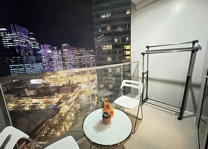 Apartment Executive With Balcony & Malls At Uptown Bgc