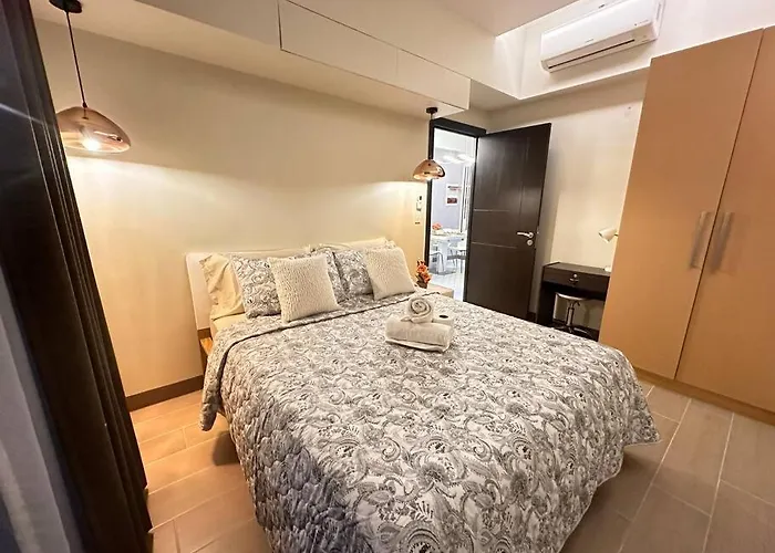 Executive With Balcony & Malls At Uptown Bgc Apartment *
