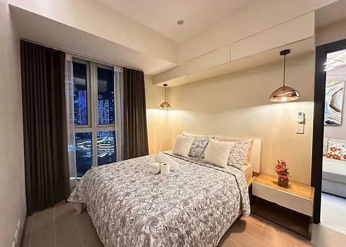 Apartment Executive With Balcony & Malls At Uptown Bgc
