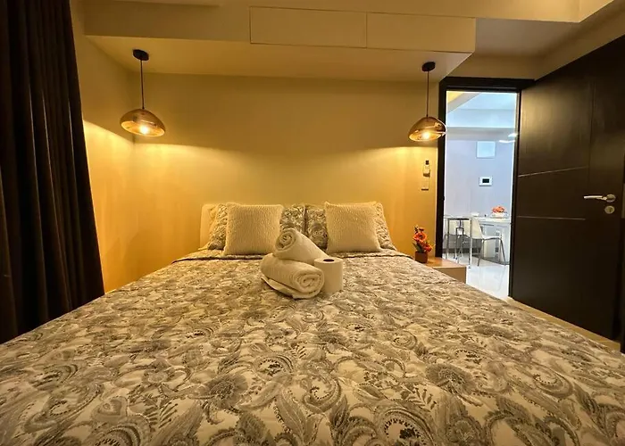 Executive With Balcony & Malls At Uptown Bgc Apartment *