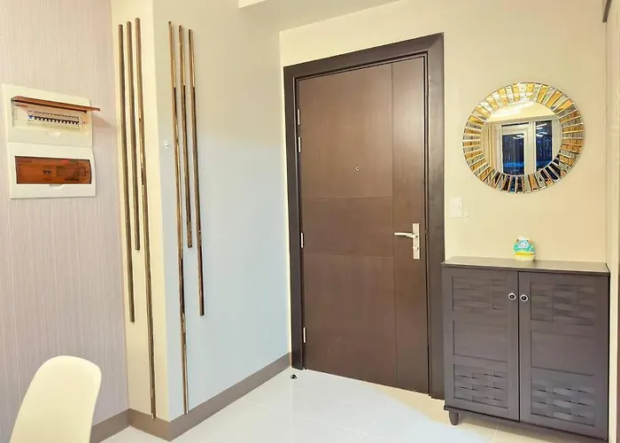 Apartment Executive With Balcony & Malls At Uptown Bgc *