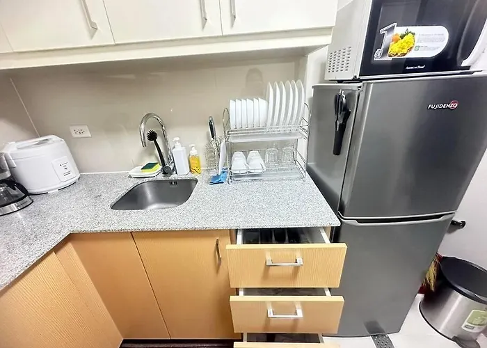 Executive With Balcony & Malls At Uptown Bgc Apartment *
