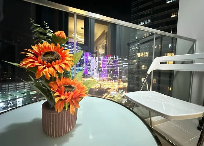 Executive With Balcony & Malls At Uptown Bgc Apartment