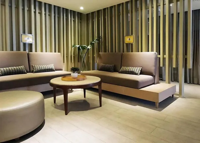Executive With Balcony & Malls At Uptown Bgc *