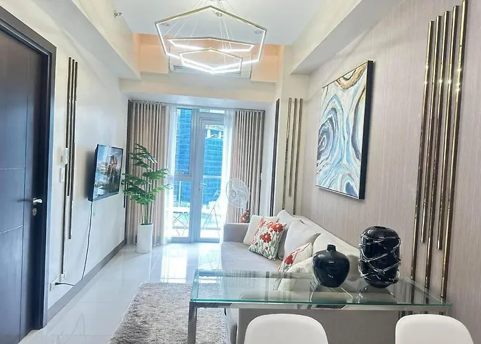 Executive With Balcony & Malls At Uptown Bgc