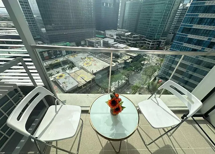 Executive With Balcony & Malls At Uptown Bgc Apartment *