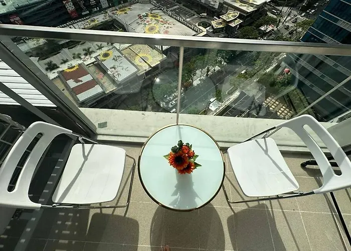 Apartment Executive With Balcony & Malls At Uptown Bgc Manila